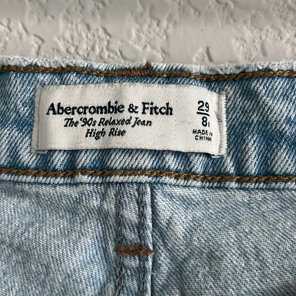 Abercrombie Curve Love The ‘90s Relaxed Jean High Rise - Picture 3 of 4
